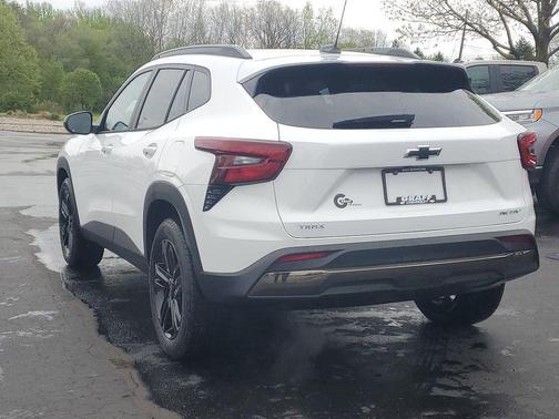 Summit White 2026 Chevrolet Trax FWD ACTIV