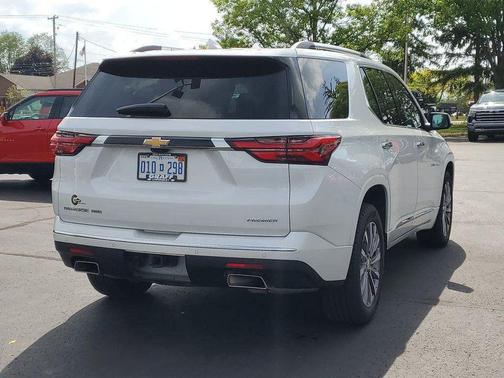 Iridescent Pearl Tricoat 2023 Chevrolet Traverse Premier