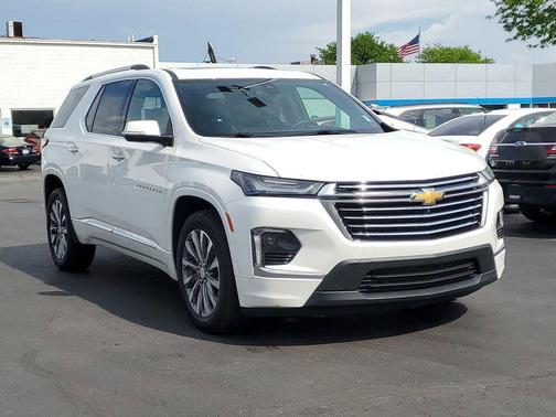 Iridescent Pearl Tricoat 2023 Chevrolet Traverse Premier