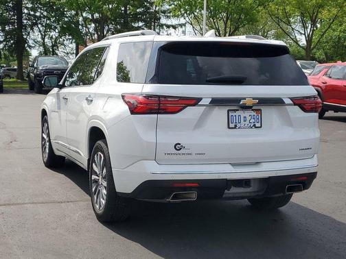 Iridescent Pearl Tricoat 2023 Chevrolet Traverse Premier