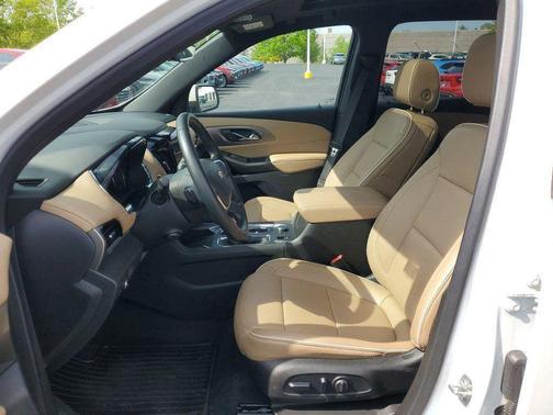 Iridescent Pearl Tricoat 2023 Chevrolet Traverse Premier