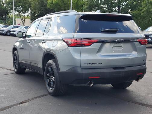 Sterling Gray Metallic 2023 Chevrolet Traverse LT Cloth