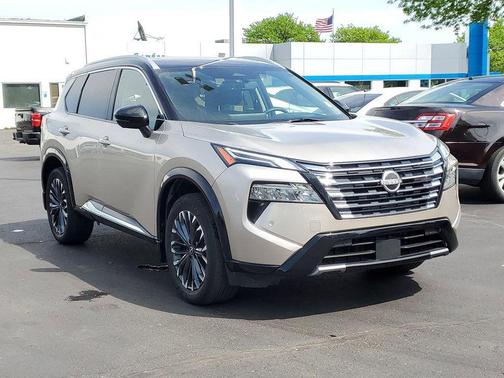 Champagne Silver Metallic/Super Black 2024 Nissan Rogue Platinum