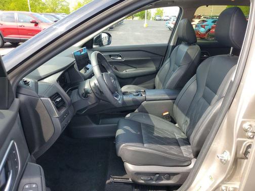 Champagne Silver Metallic/Super Black 2024 Nissan Rogue Platinum