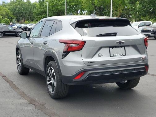 Sterling Gray Metallic 2024 Chevrolet Trax FWD 1RS