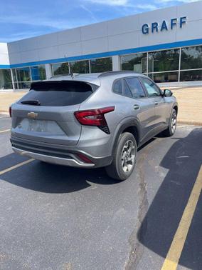 Sterling Gray Metallic 2025 Chevrolet Trax LT