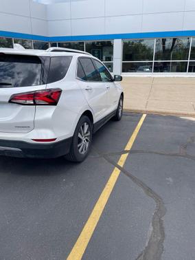 Iridescent Pearl Tricoat 2023 Chevrolet Equinox Premier w/1LZ