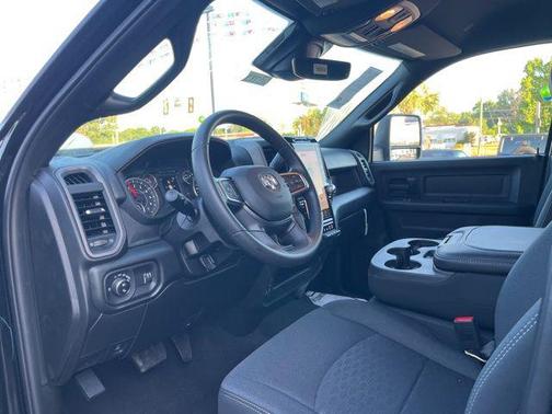 Diamond Black Crystal Pearlcoat 2026 RAM 2500 Tradesman Crew Cab 4x4 6'4' Box