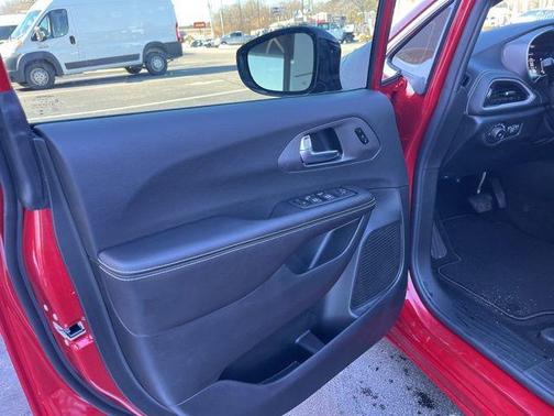 Red Hot Pearlcoat 2026 Chrysler Pacifica L