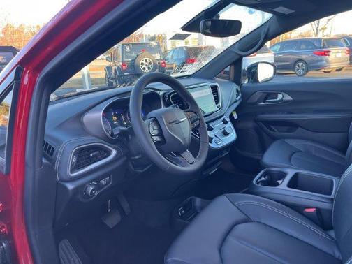 Red Hot Pearlcoat 2026 Chrysler Pacifica L