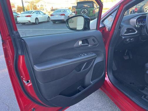 Red Hot Pearlcoat 2026 Chrysler Pacifica L