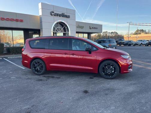 Red Hot Pearlcoat 2026 Chrysler Pacifica L