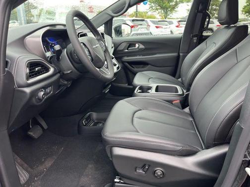 Diamond Black Crystal Pearlcoat 2026 Chrysler Pacifica L