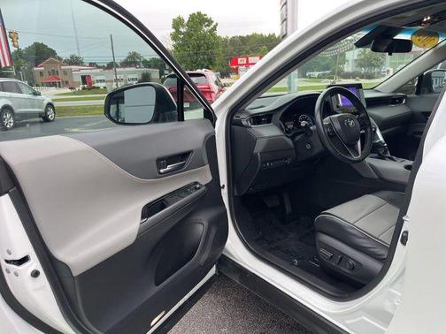 Pearl 2023 Toyota Venza LE