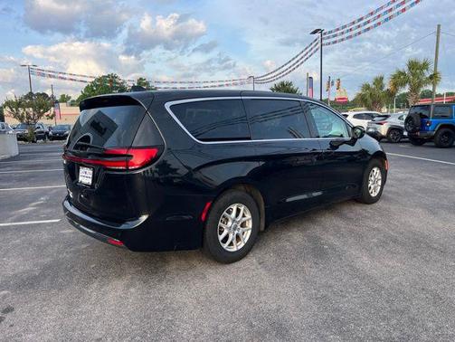 Brilliant Black Crystal Pearlcoat 2023 Chrysler Pacifica Touring L