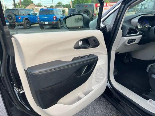 Brilliant Black Crystal Pearlcoat 2023 Chrysler Pacifica Touring L