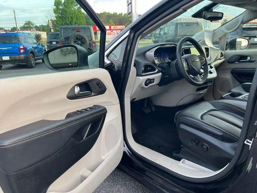 Brilliant Black Crystal Pearlcoat 2023 Chrysler Pacifica Touring L