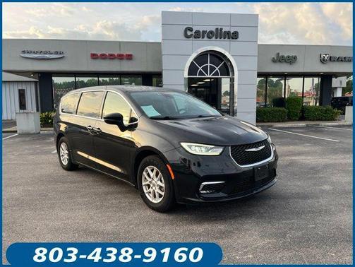 Brilliant Black Crystal Pearlcoat 2023 Chrysler Pacifica Touring L