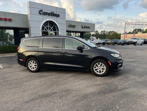 Brilliant Black Crystal Pearlcoat 2023 Chrysler Pacifica Touring L