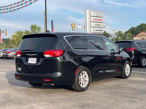 Brilliant Black Crystal Pearlcoat 2023 Chrysler Voyager LX