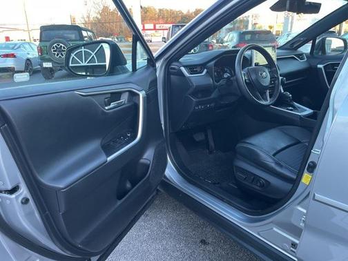 2020 Toyota RAV4 Hybrid SE