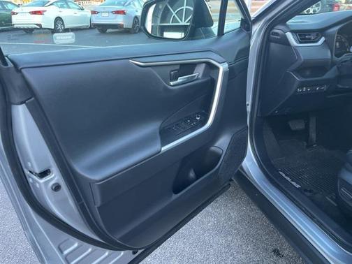 2020 Toyota RAV4 Hybrid SE