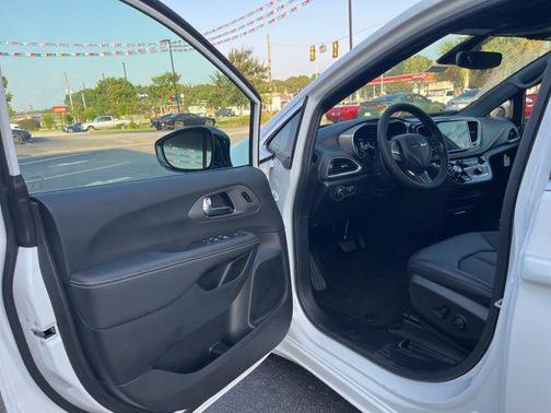 Bright White Clearcoat 2026 Chrysler Pacifica L