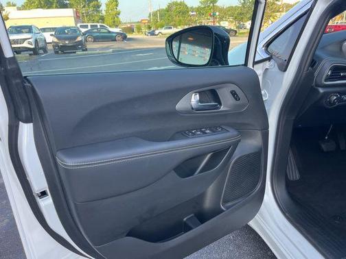 Bright White Clearcoat 2026 Chrysler Pacifica L