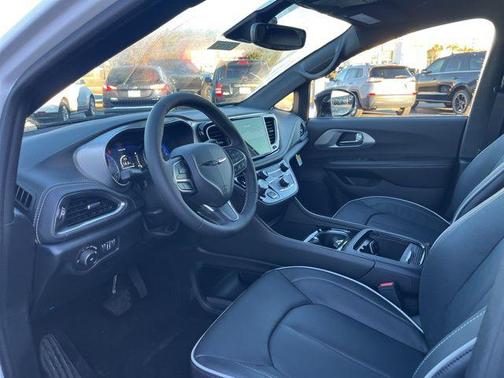 Bright White Clearcoat 2026 Chrysler Pacifica Limited