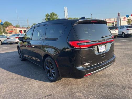 Diamond Black Crystal Pearlcoat 2026 Chrysler Pacifica Limited