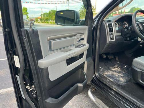 Brilliant Black Crystal Pearlcoat 2017 RAM 1500 SLT