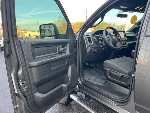 2024 RAM 2500 Tradesman Crew Cab 4x4 6'4' Box