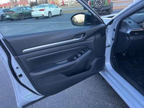 2025 Nissan Altima SR FWD