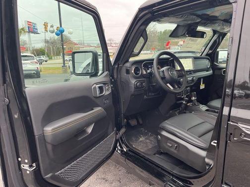 Black Clearcoat 2026 Jeep Gladiator Sahara 4x4