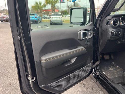 Black Clearcoat 2026 Jeep Gladiator Sahara 4x4