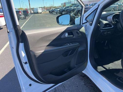 Bright White Clearcoat 2026 Chrysler Pacifica L