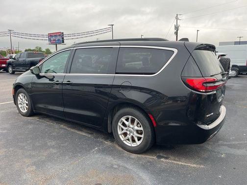Brilliant Black Crystal Pearlcoat 2022 Chrysler Pacifica Touring L