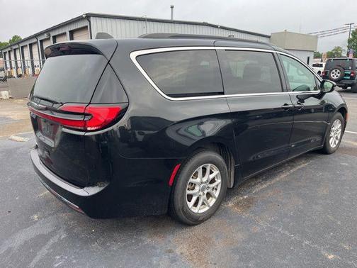 Brilliant Black Crystal Pearlcoat 2022 Chrysler Pacifica Touring L