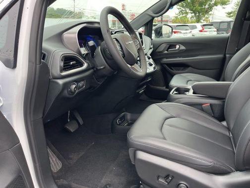 Bright White Clearcoat 2026 Chrysler Pacifica L