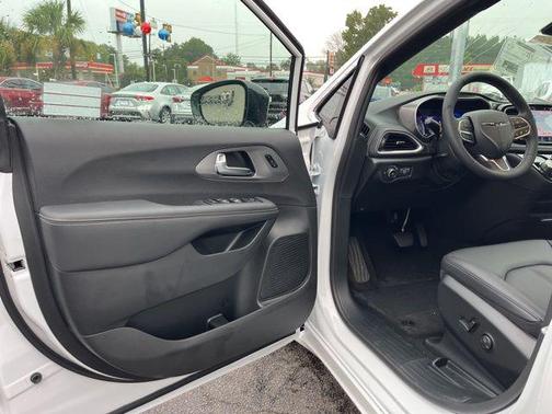 Bright White Clearcoat 2026 Chrysler Pacifica L