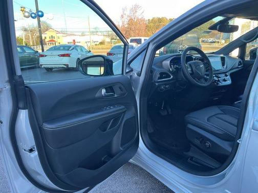 Silver Mist Clearcoat 2026 Chrysler Pacifica L