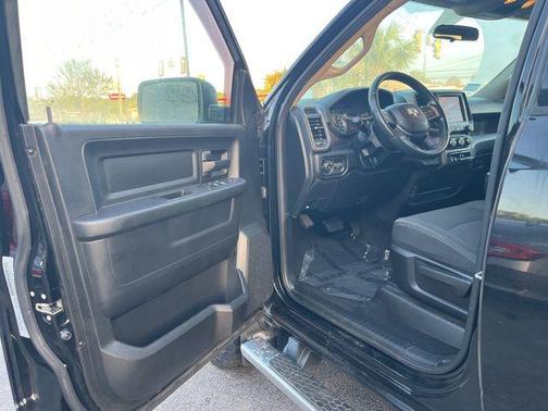 Diamond Black Crystal Pearlcoat 2020 RAM 2500 Tradesman Crew Cab 4x4 6'4' Box