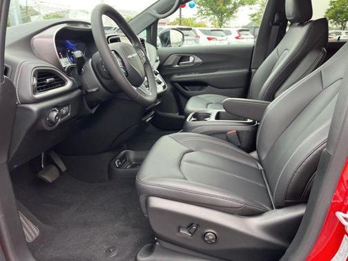 Red Hot Pearlcoat 2026 Chrysler Pacifica L