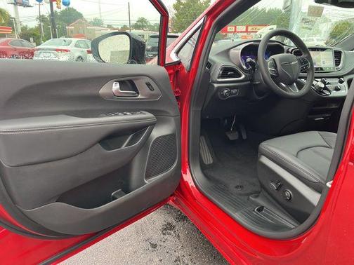 Red Hot Pearlcoat 2026 Chrysler Pacifica L