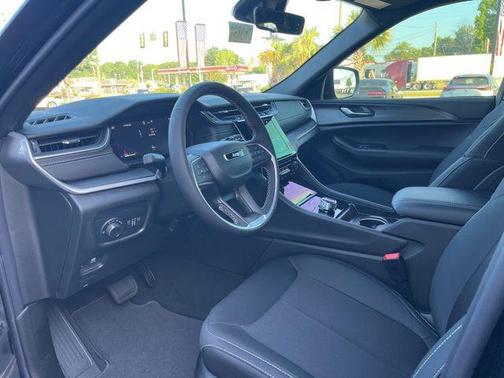 Diamond Black Crystal Pearlcoat 2026 Jeep Grand Cherokee Laredo