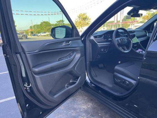 Diamond Black Crystal Pearlcoat 2026 Jeep Grand Cherokee Laredo