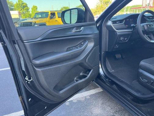 Diamond Black Crystal Pearlcoat 2026 Jeep Grand Cherokee L Laredo