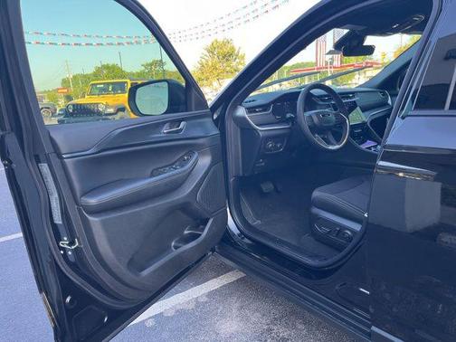 Diamond Black Crystal Pearlcoat 2026 Jeep Grand Cherokee L Laredo