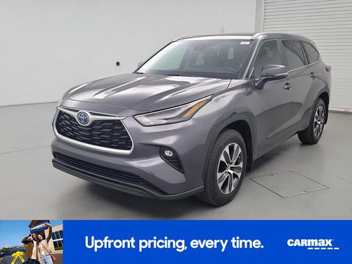 Silver 2024 Toyota Highlander Hybrid XLE