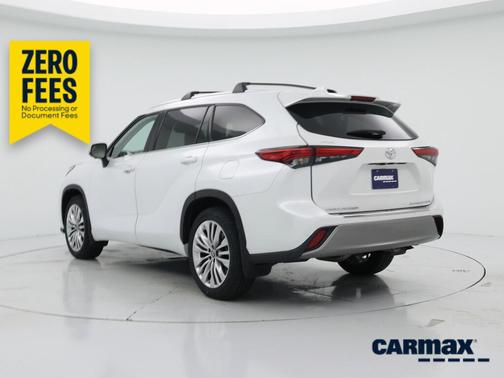 White 2023 Toyota Highlander Platinum